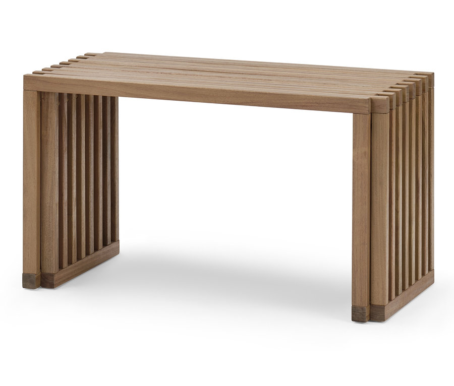 Na białym tle stoi pojedyncza rozsuwana ławka.