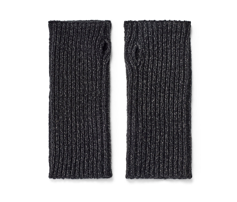 Dwie błyszczące mitenki z dzianiny leżą obok siebie na białym tle.