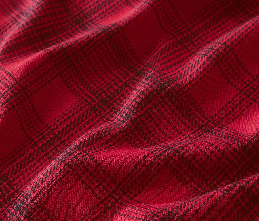 Zbliżenie na żakardową sukienkę w kratę.