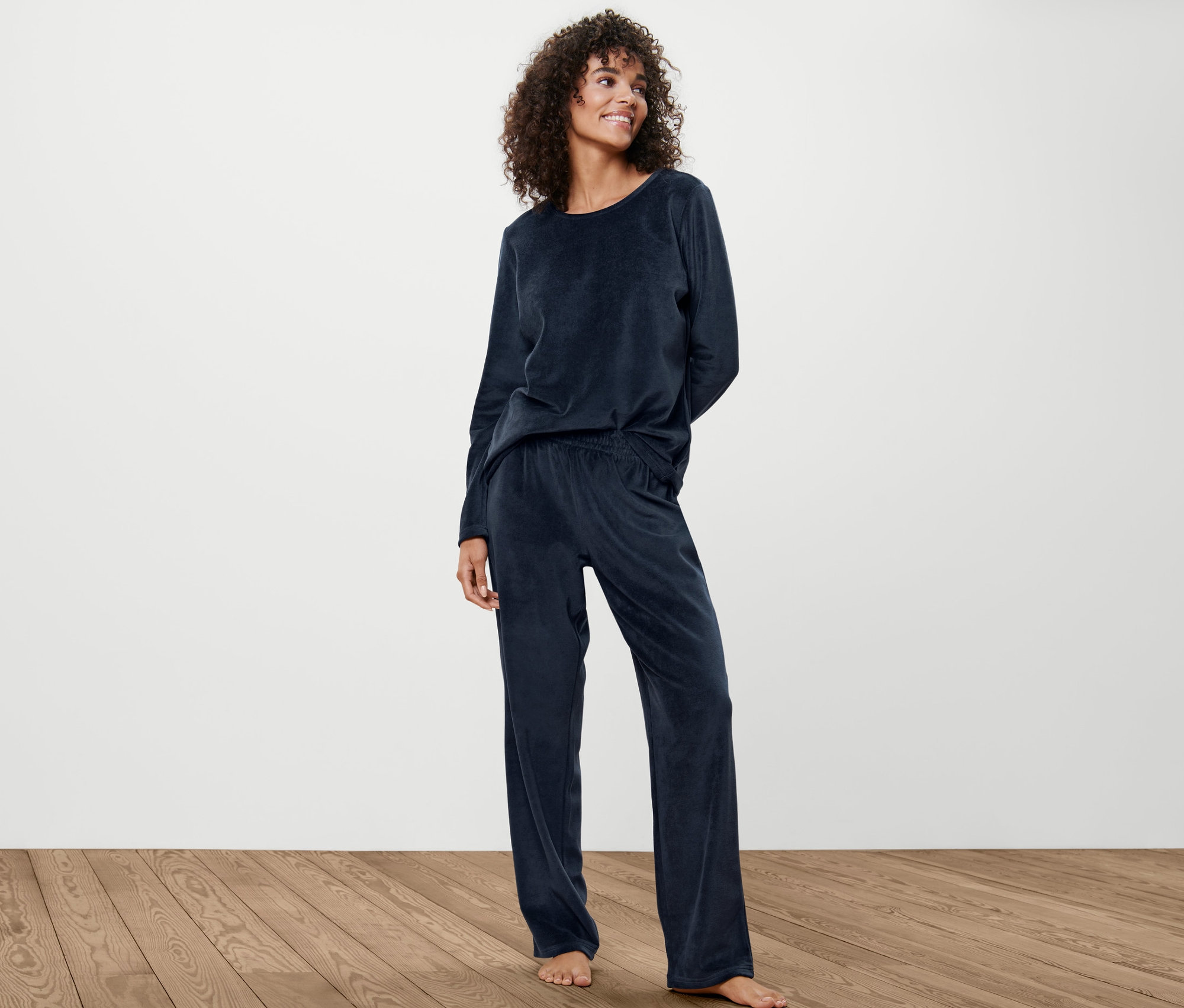 Kobieta pozuje w piżamie z weluru.