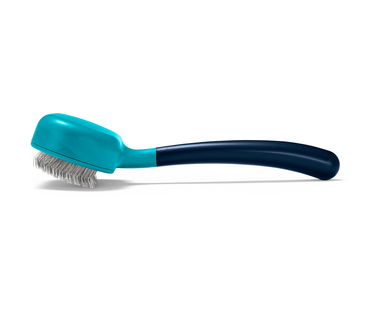 Szczotka do czesania zwierząt z niebieską rączką.