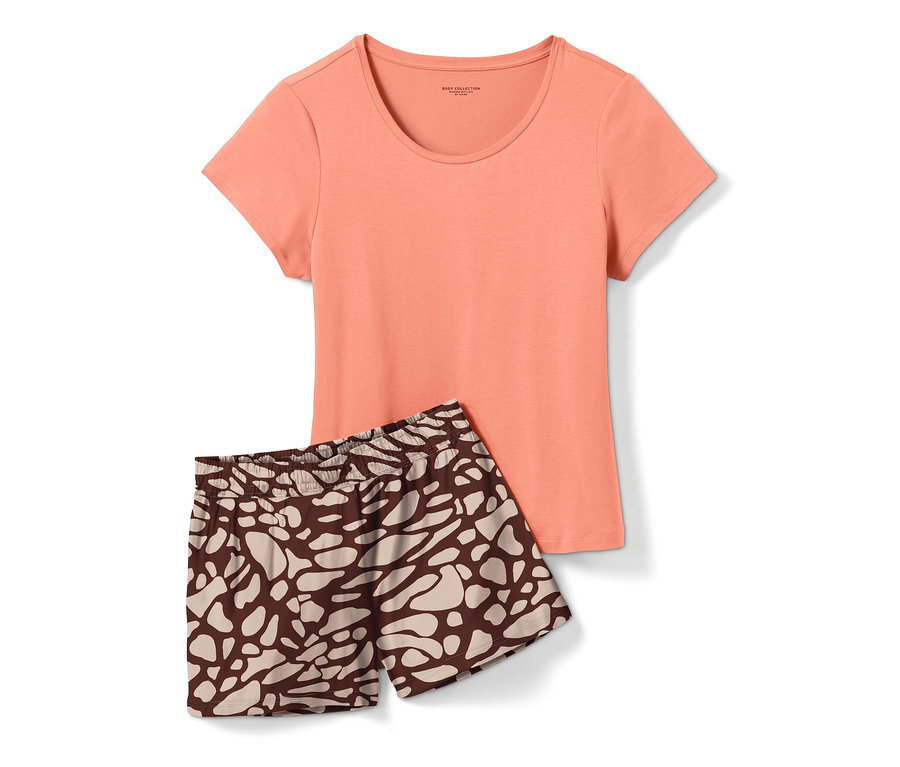 Piżama z krótkimi spodenkami z koralową koszulką i brązowymi wzorzystymi szortami leży na białym tle.
