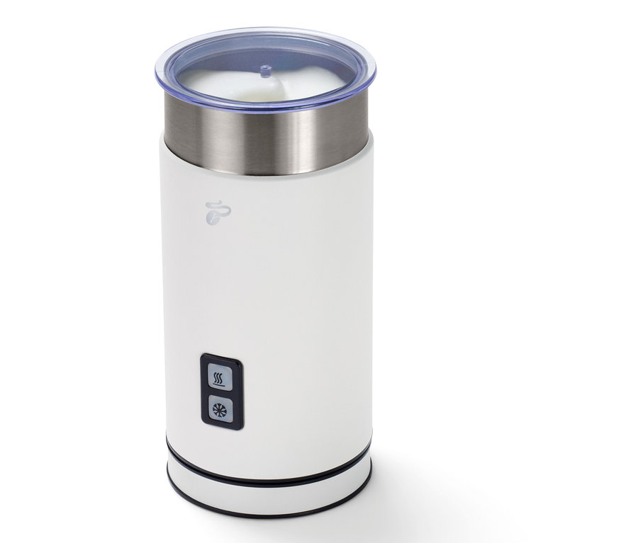 Biały elektryczny spieniacz do mleka.