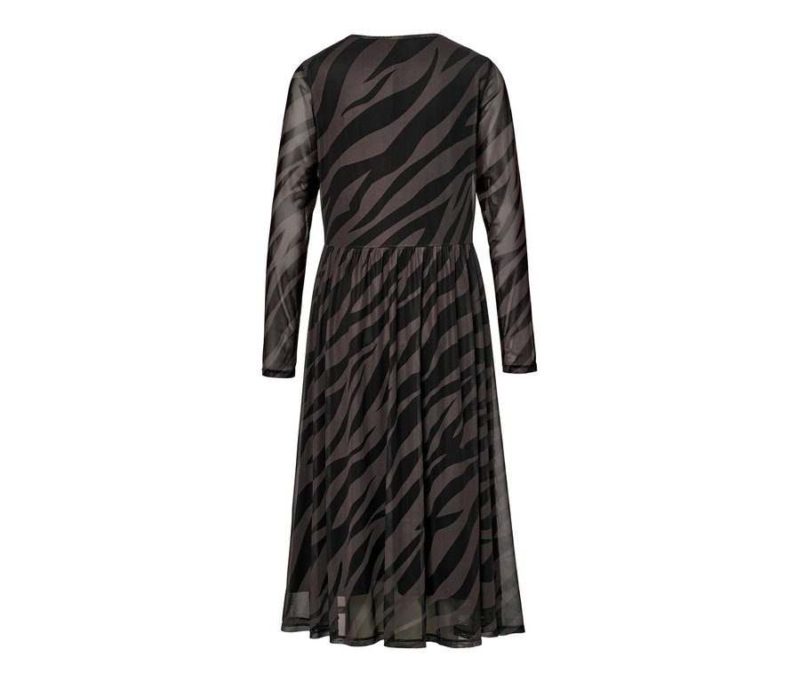 Czarna sukienka midi.