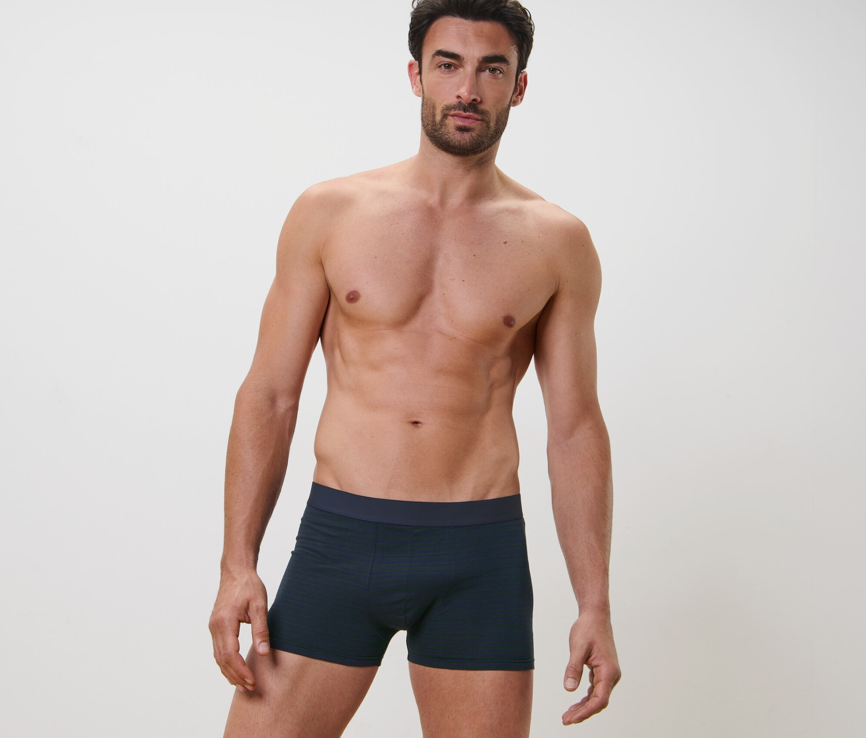 Mężczyzna pozuje na zdjęciu i ma na sobie bokserki, 2 pary.