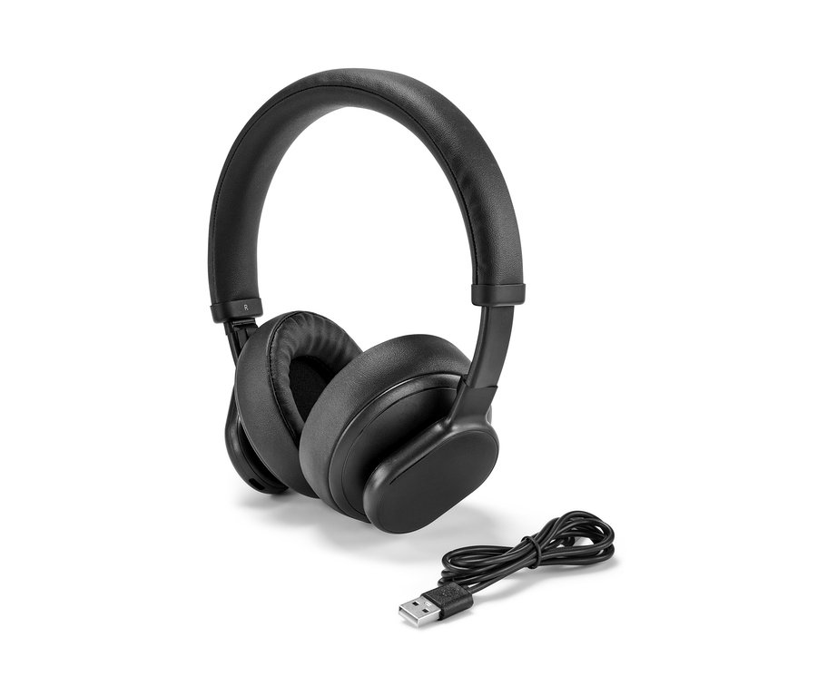 Czarne słuchawki Bluetooth® z funkcją dotykową leżą obok kabla ładującego.