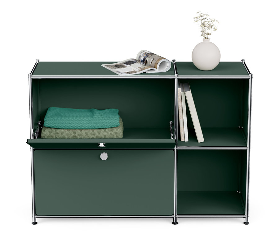 Oliwkowa metalowa szafka typu sideboard „CN3” z 2 klapami. Na górze wazon i magazyn.