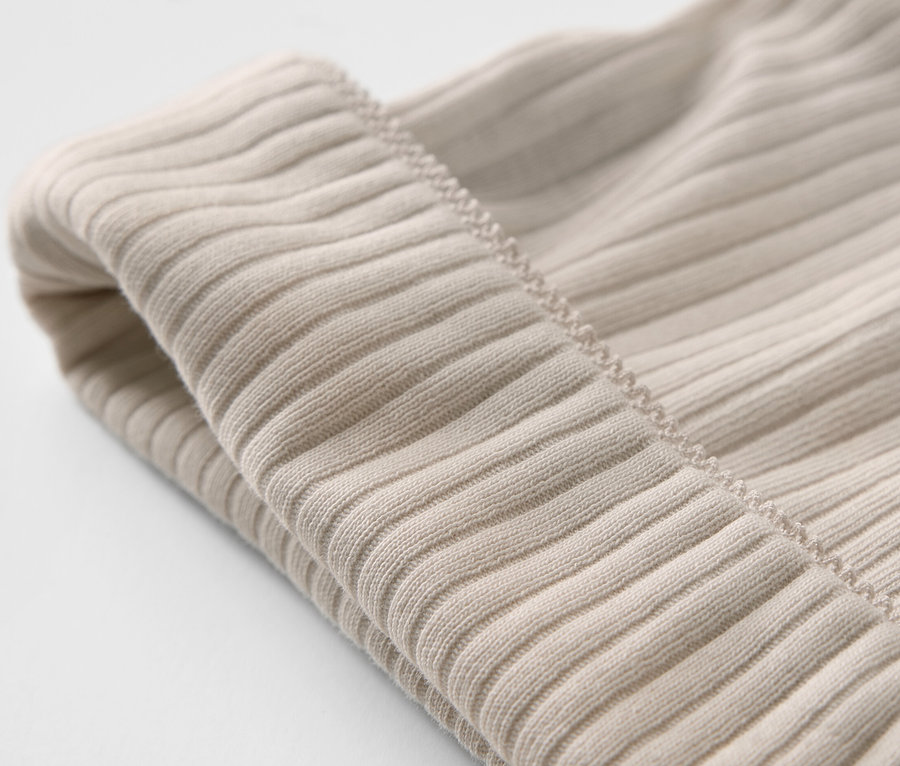 Zbliżenie na dwie czapki z dżerseju dla niemowląt.