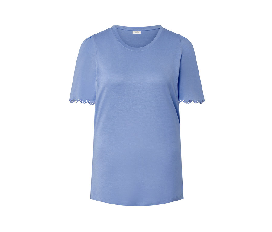 Jasnoniebieska koszulka z krótkim rękawem i ozdobnym wykończeniem.