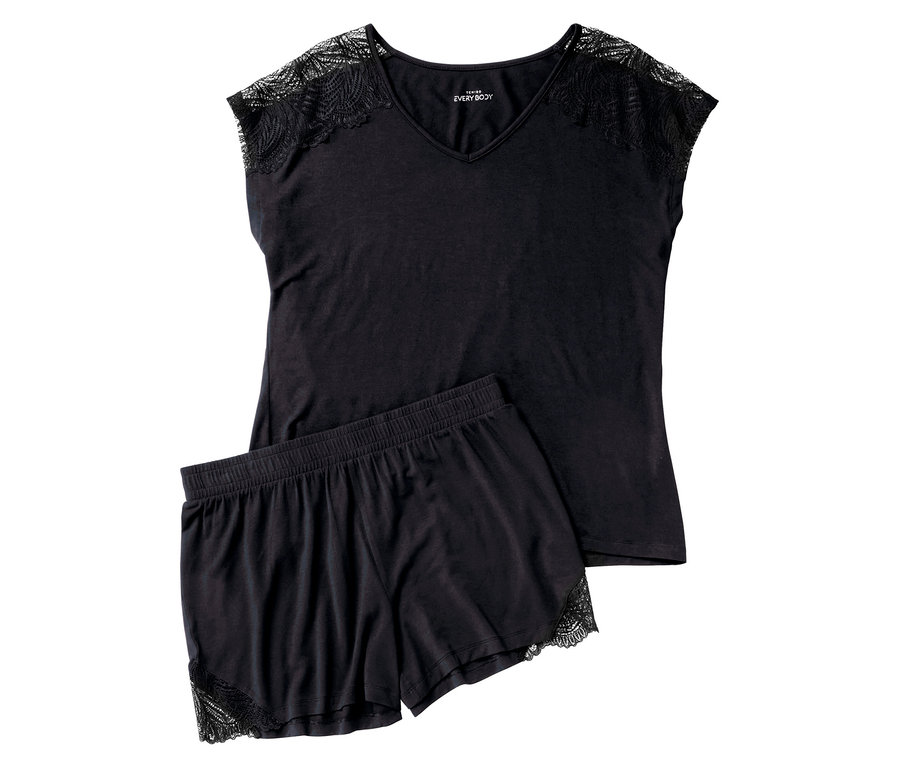 Czarna piżama z koronką na ramionach i nogawkach.