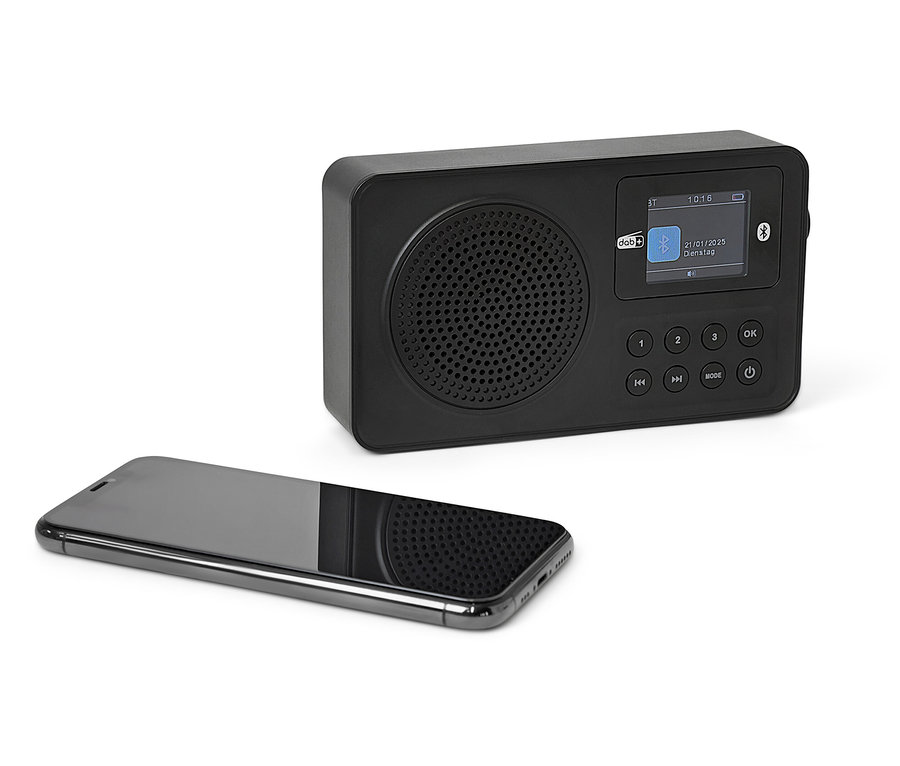Czarne radio DAB+/ FM obok czarnego smartfona.