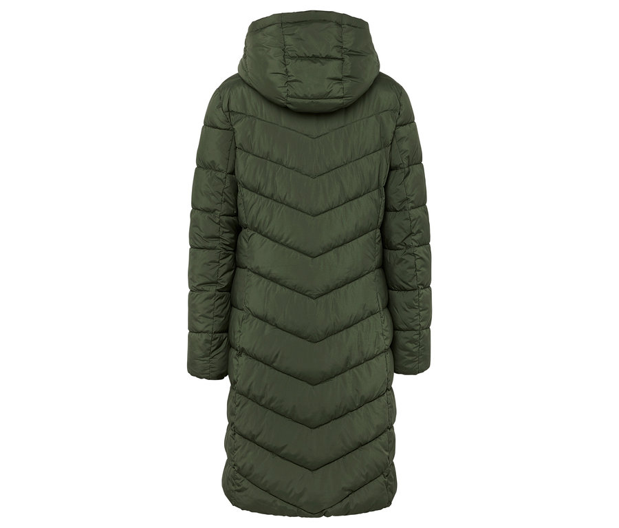 Widok z tyłu długiej, pikowanej kurtki w kolorze oliwkowej zieleni z kapturem.