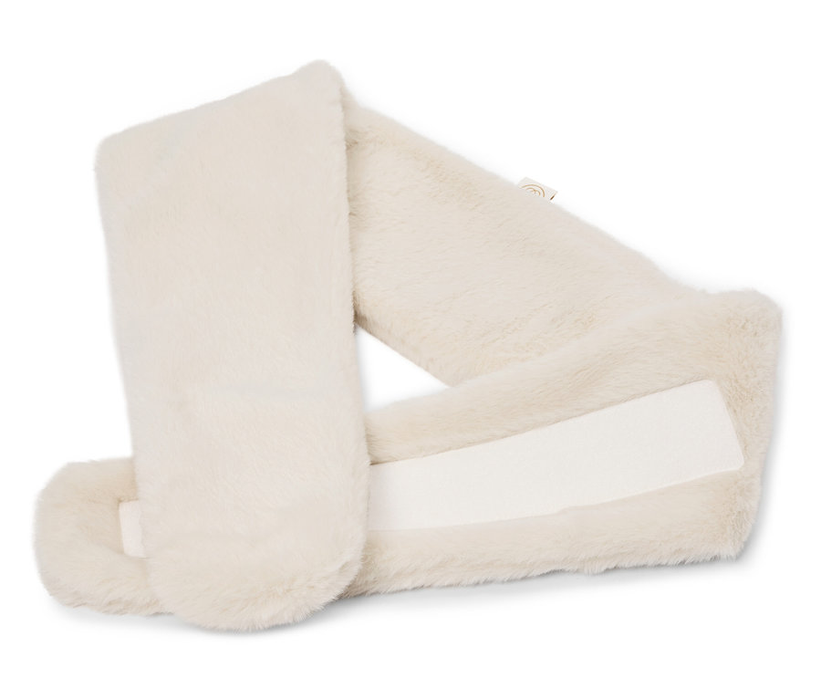 Kremowo-biały, podszyty sztucznym futrem szal z białym zapięciem na rzep leżący na białym tle.