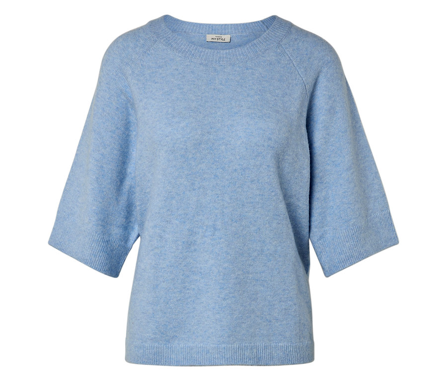 Jasnoniebieski sweter z krótkimi rękawami.