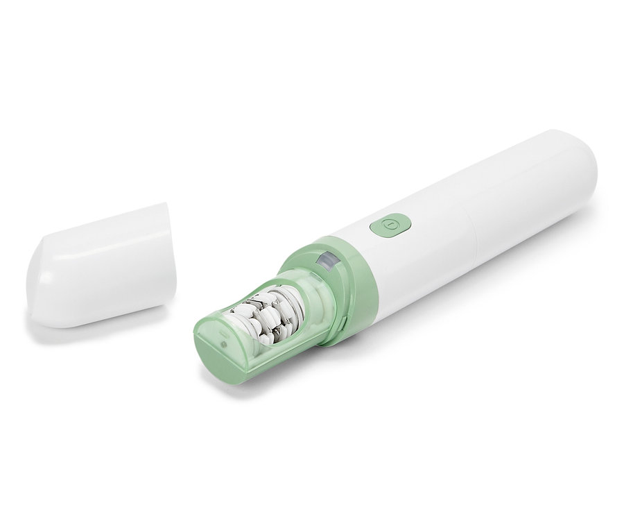 Biały elektroniczny pilnik do stóp z zielonymi akcentami leży na białym tle z zdjętą osłoną ochronną.
