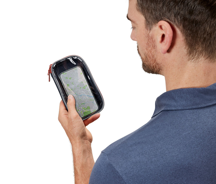 Mężczyzna ogląda wielofunkcyjną torebkę z okienkiem.