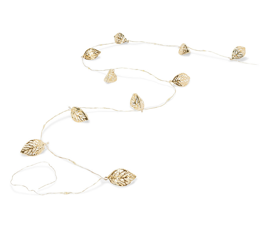 Łańcuch światełek w kształcie złotych liści na białym tle.