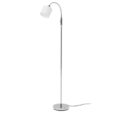 Lampa podłogowa z białym abażurem i chromowaną konstrukcją.