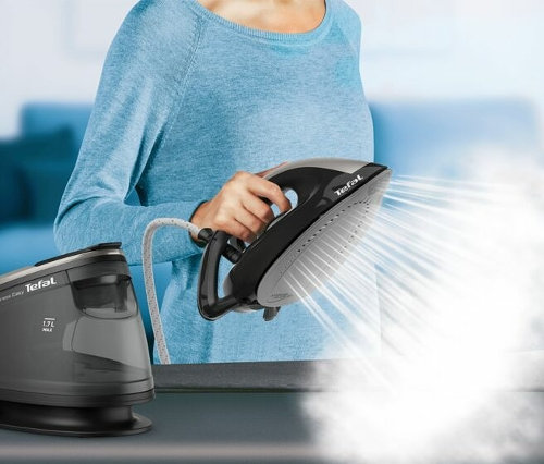 Kobieta używa stacji parowej Tefal »Express Easy SV6140« na ubraniach.