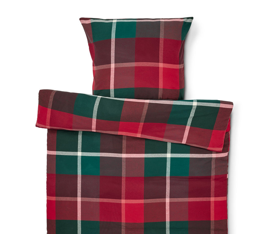 Czerwono-zielona pościel w kratę i poduszka.