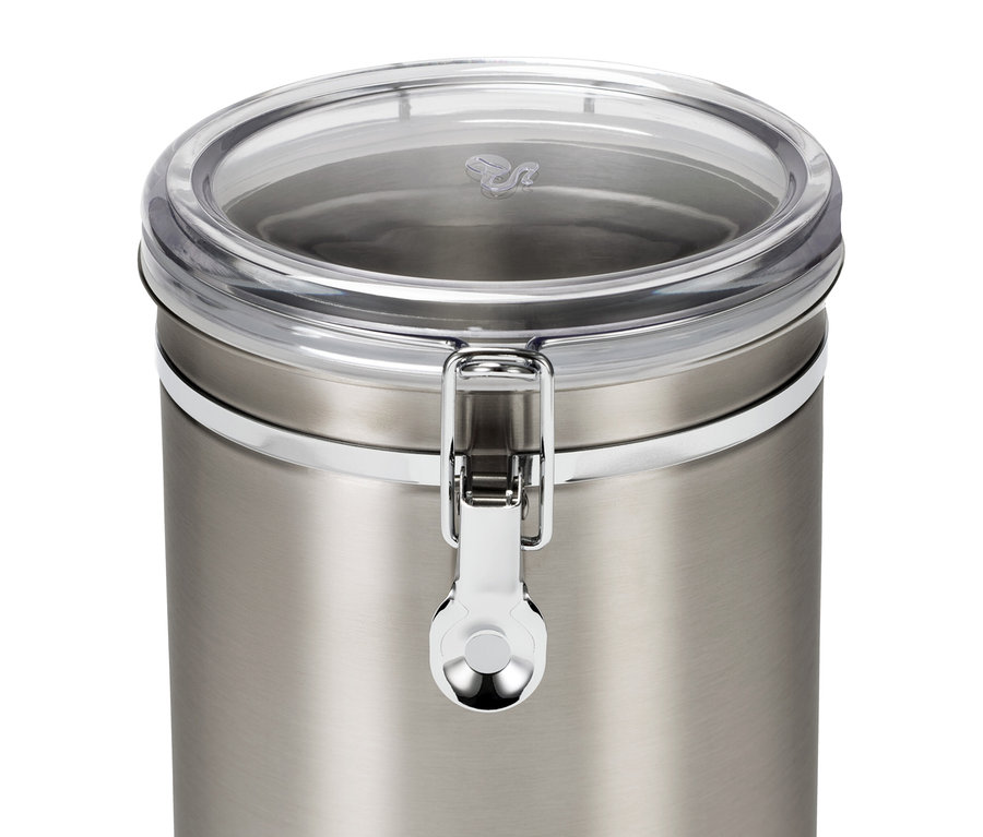 Zbliżenie puszki chroniącej aromat 1 kg ze stali nierdzewnej z przezroczystą pokrywką i zamknięciem.