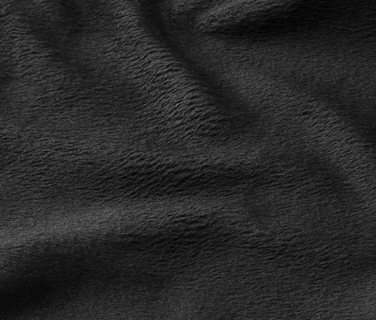 Zbliżenie na teksturę czarnej tkaniny.