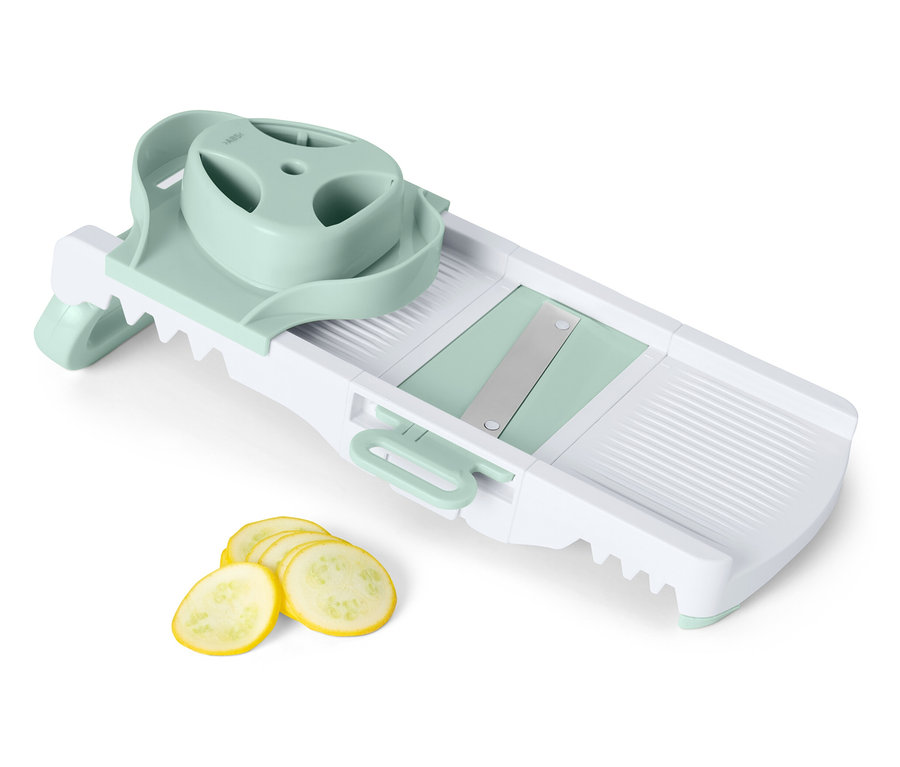 Krajalnica do warzyw z plasterkami żółtej cukinii.