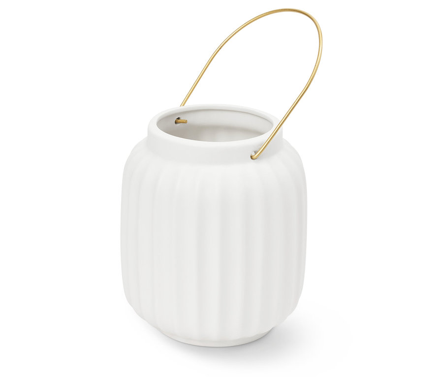 Biały ceramiczny wazon z rowkowaną powierzchnią i złotym uchwytem.