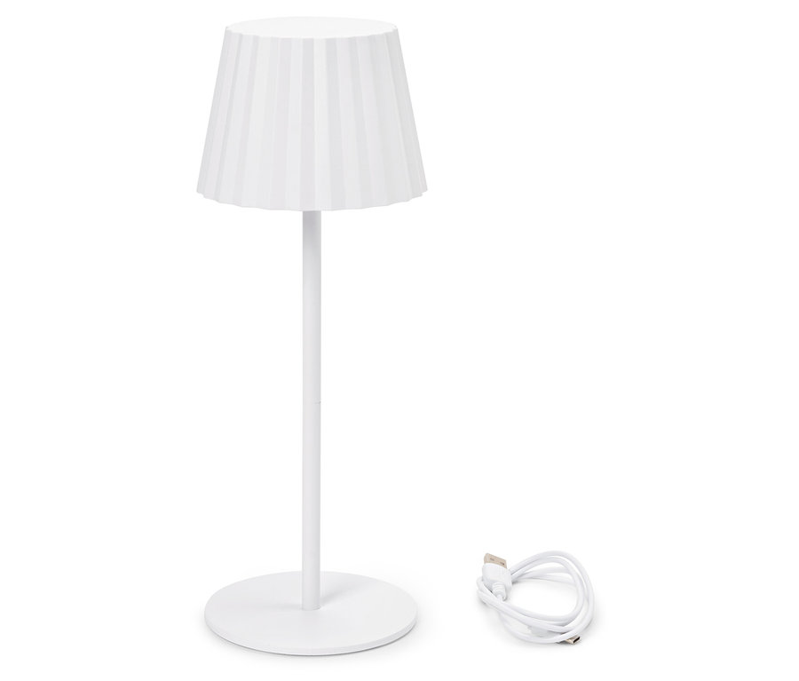 Biała lampa z plisowanym abażurem i kablem USB.