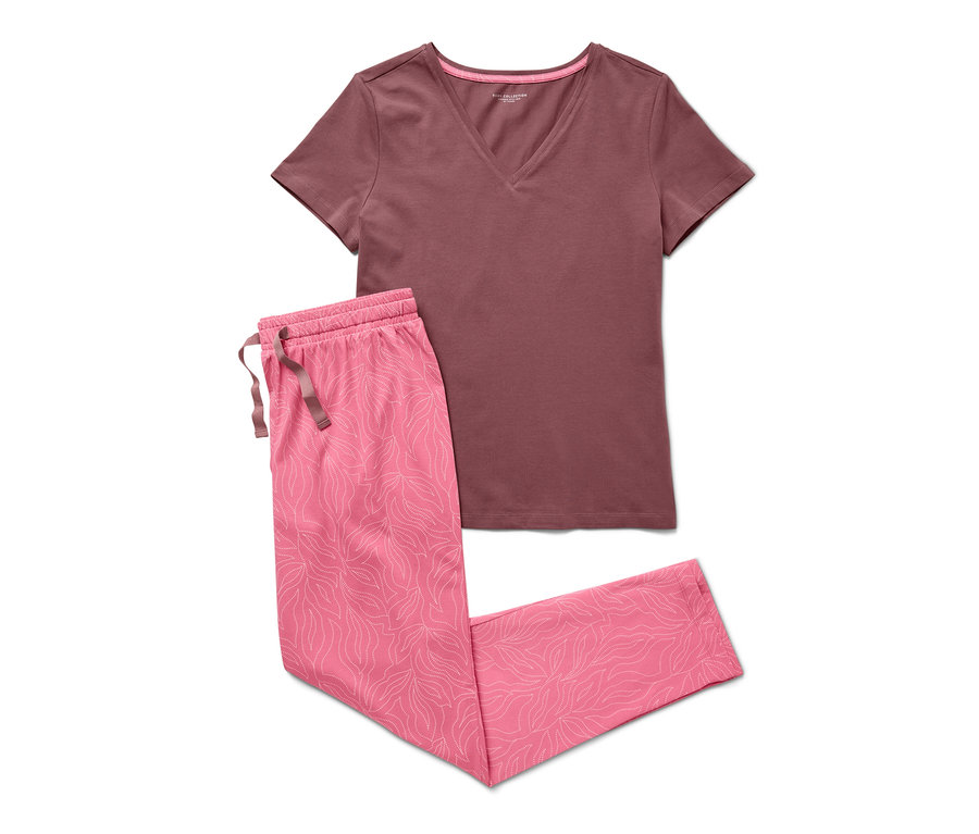 Różowa piżama we wzór liści i T-shirt z dekoltem w serek.