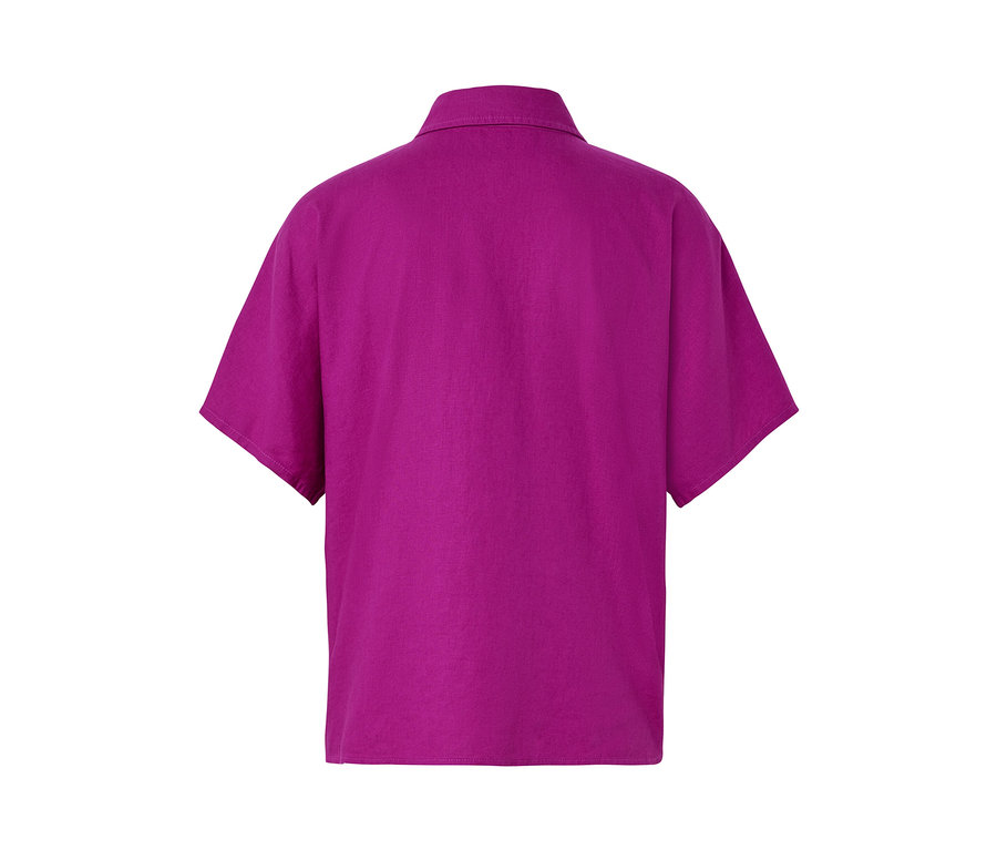 Detal lnianej bluzki.