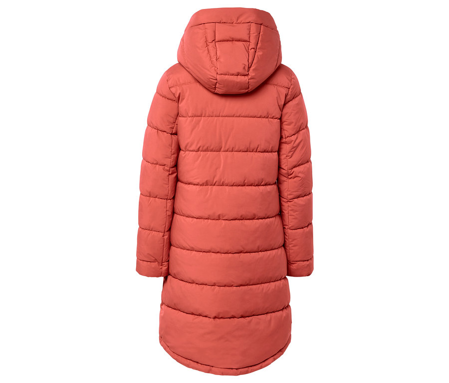 Widok z tyłu długiej, pikowanej kurtki z kapturem w kolorze koralowym.