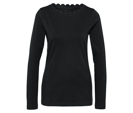 Czarna bluzka z długim rękawem i ozdobnym wykończeniem.