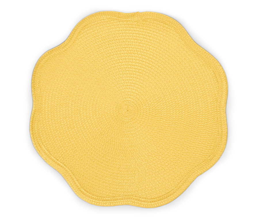 Żółta, tkana podkładka na stół w kształcie kwiatu.