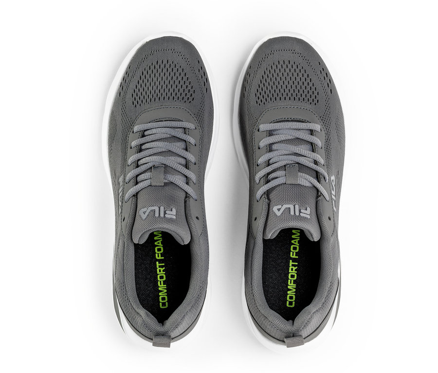 Widok z góry na parę męskich sneakersów FILA Specctris w kolorze Castlerock na białym tle.