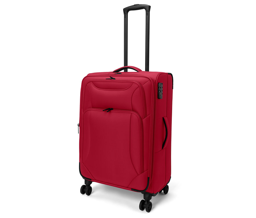 Czerwona walizka tekstylna, średnia, z wysuniętą czarną rączką teleskopową, czterema kółkami i zamkiem szyfrowym.