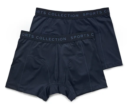 Dwie granatowe bokserki leżą jedna na drugiej, z napisem "SPORTS COLLECTION SPORTS CO" na pasie.
