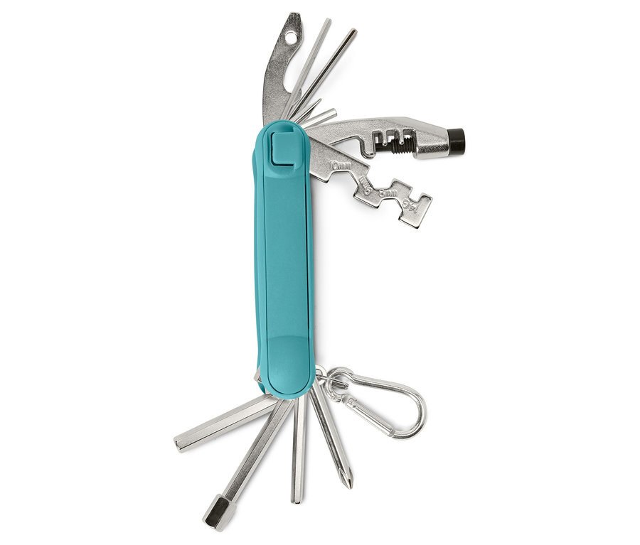 Zbliżenie wielofunkcyjnego narzędzia z niebieską rączką i różnymi narzędziami ze stali nierdzewnej, w tym śrubokrętami, kluczami imbusowymi i nitownikiem do łańcucha, na białym tle.