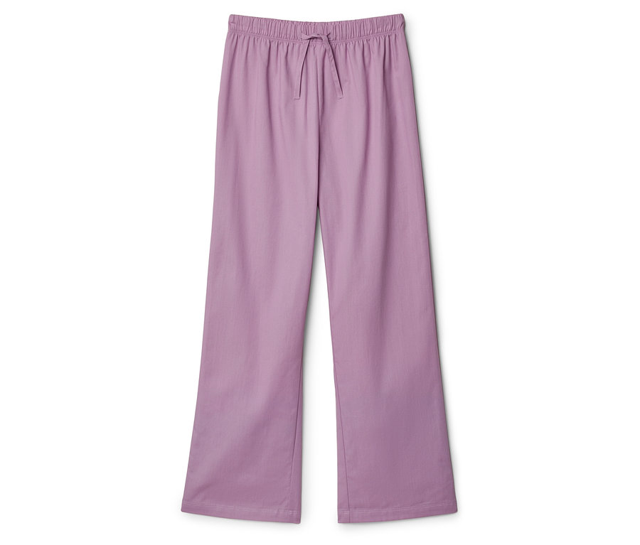 Fioletowe, długie spodnie materiałowe ze sznurkiem na białym tle.