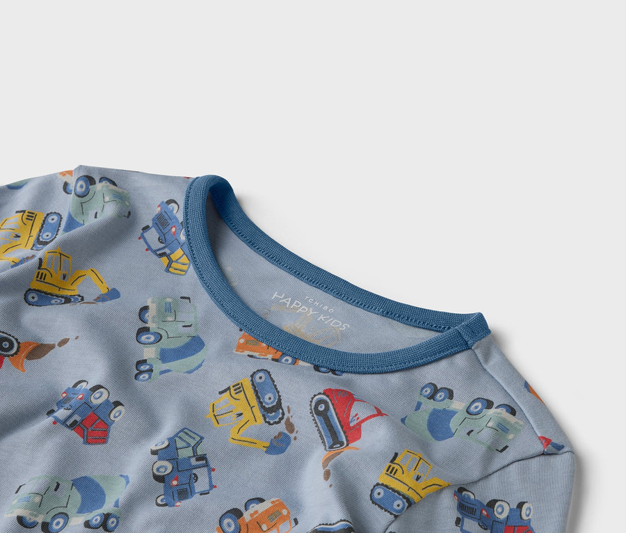 Jasnoniebieska koszulka z niebieskim dekoltem i wzorem przedstawiającym różne pojazdy budowlane.