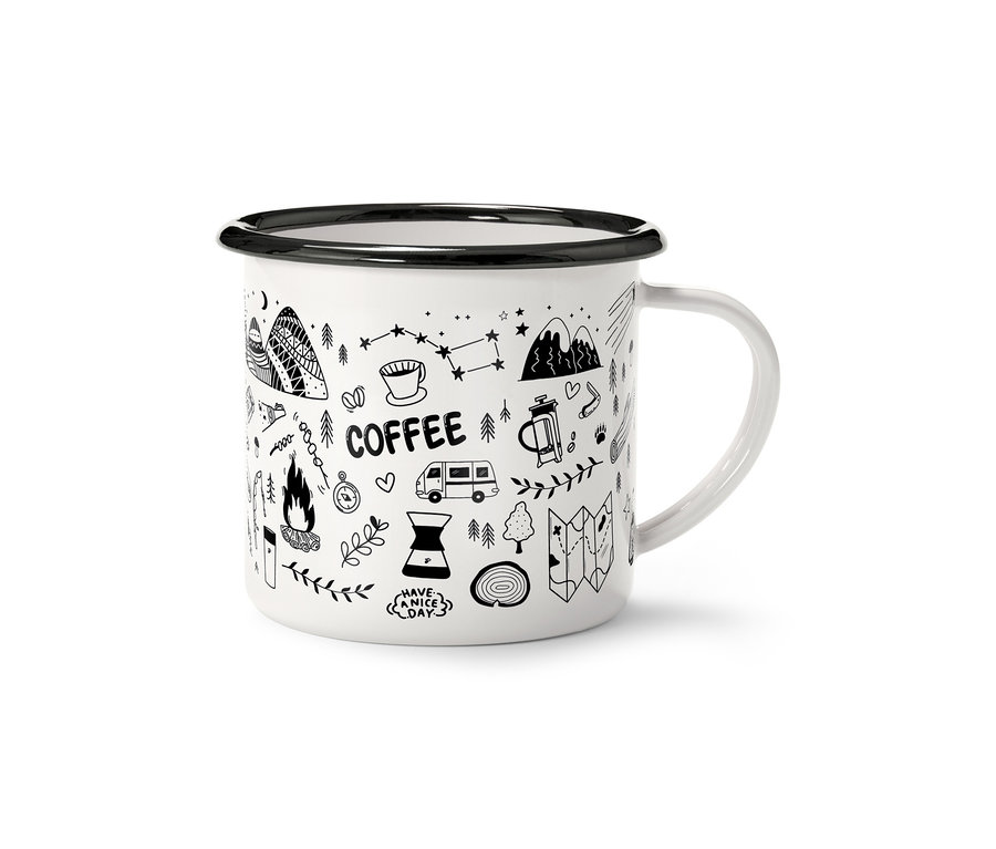 Biały kubek z czarnym brzegiem i uchwytem, ozdobiony czarnymi motywami outdoorowymi i napisem "Coffee".