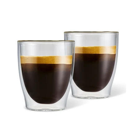 Dwie szklanki o podwójnych ściankach do caffè crema wypełnione kawą.