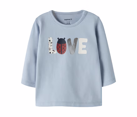 Jasnoniebieska koszulka z długim rękawem dla niemowląt NAME IT z napisem "LOVE", gdzie litera "O" to biedronka, a "L" ma kwiatowy wzór.