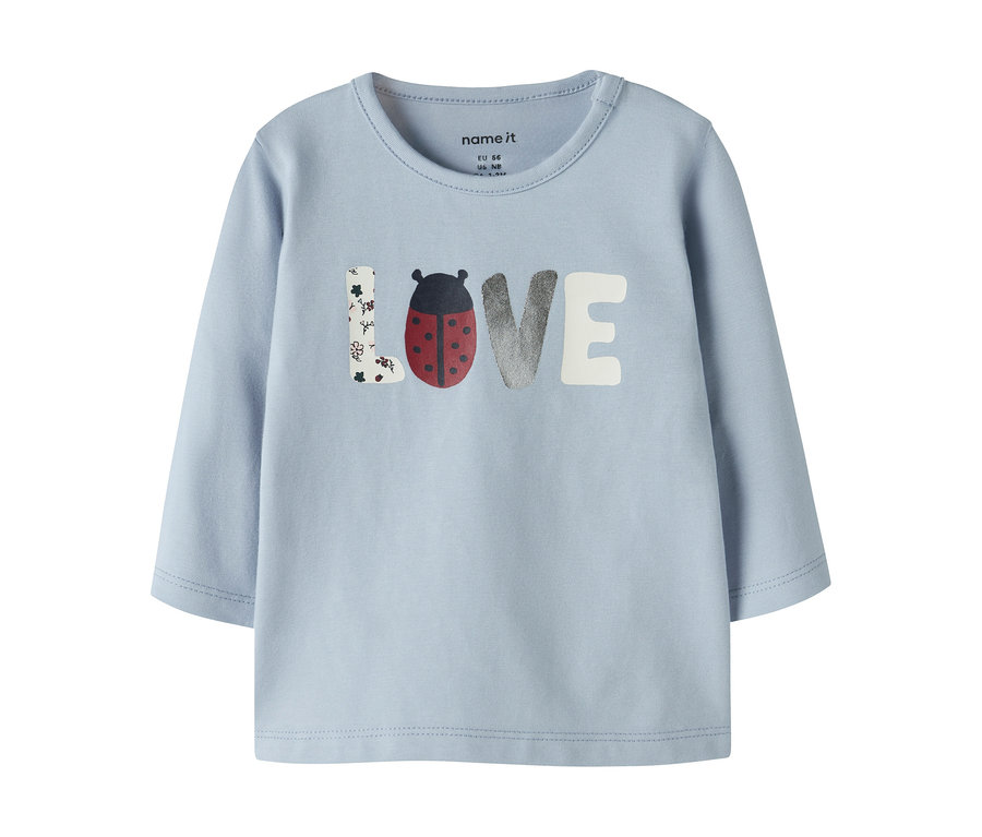 Jasnoniebieska koszulka z długim rękawem dla niemowląt NAME IT z napisem "LOVE", gdzie litera "O" to biedronka, a "L" ma kwiatowy wzór.