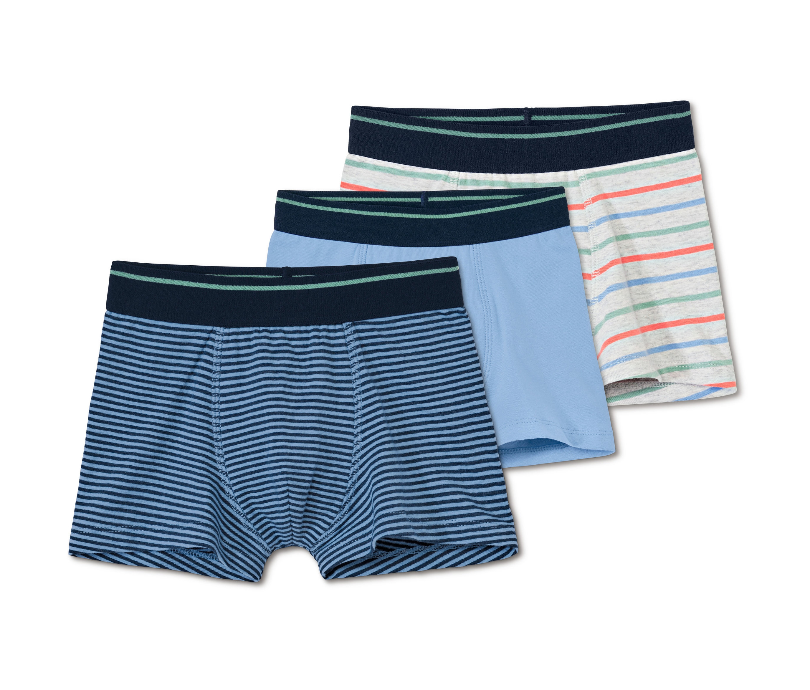 Trzy pary bokserki chłopięce: jedna niebieska w paski, jedna jasnoniebieska i jedna szara w kolorowe paski.