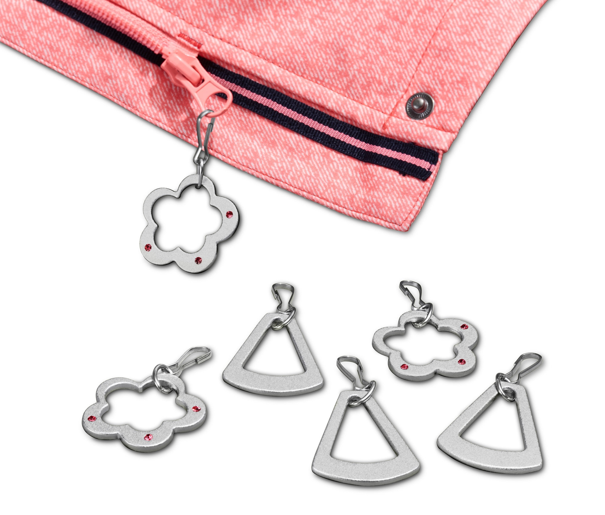 Kurtka z jednym z 6 wisiorków do zamków błyskawicznych.