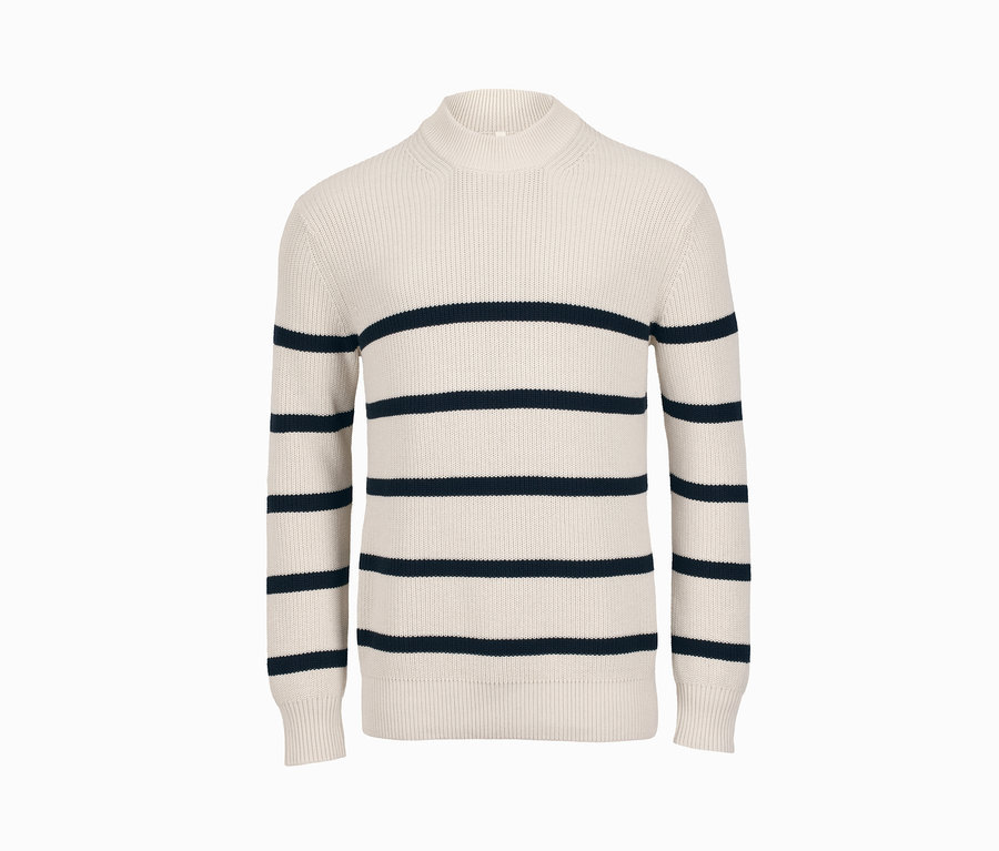 Sweter z dzianiny w paski z granatowymi poziomymi paskami na białym tle.