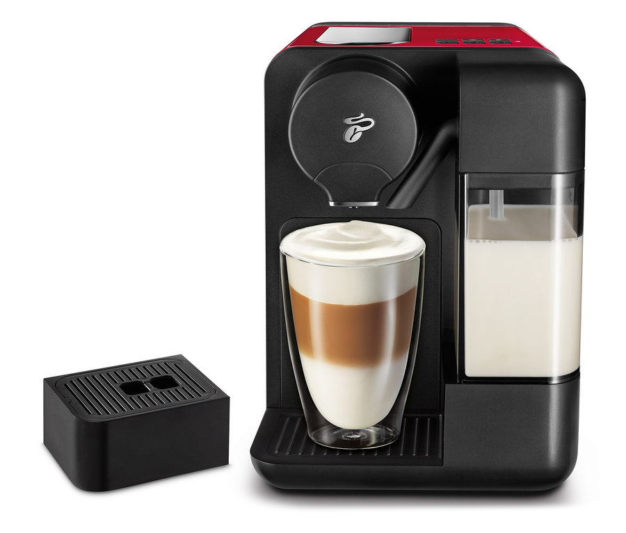 Czarny ekspres do kawy Cafissimo milk, czerwone, z kawą i mlekiem.