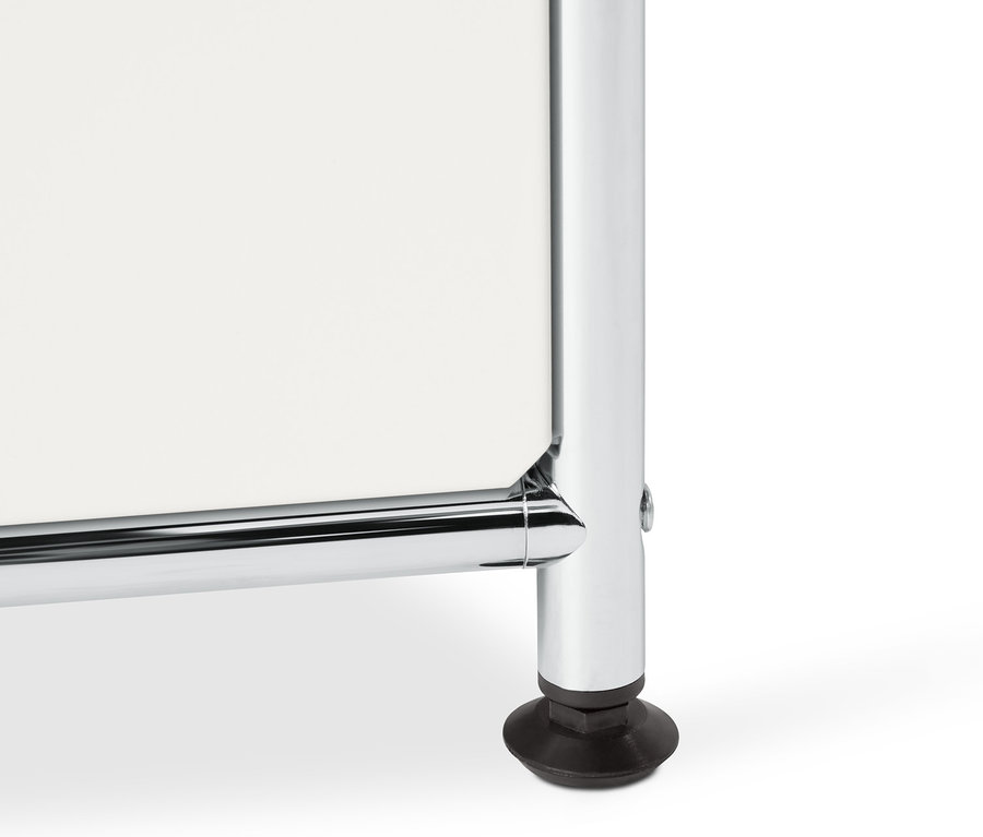 Fragment metalowej szafki typu highboard »CN3« z 4 komorami z klapami, białej.