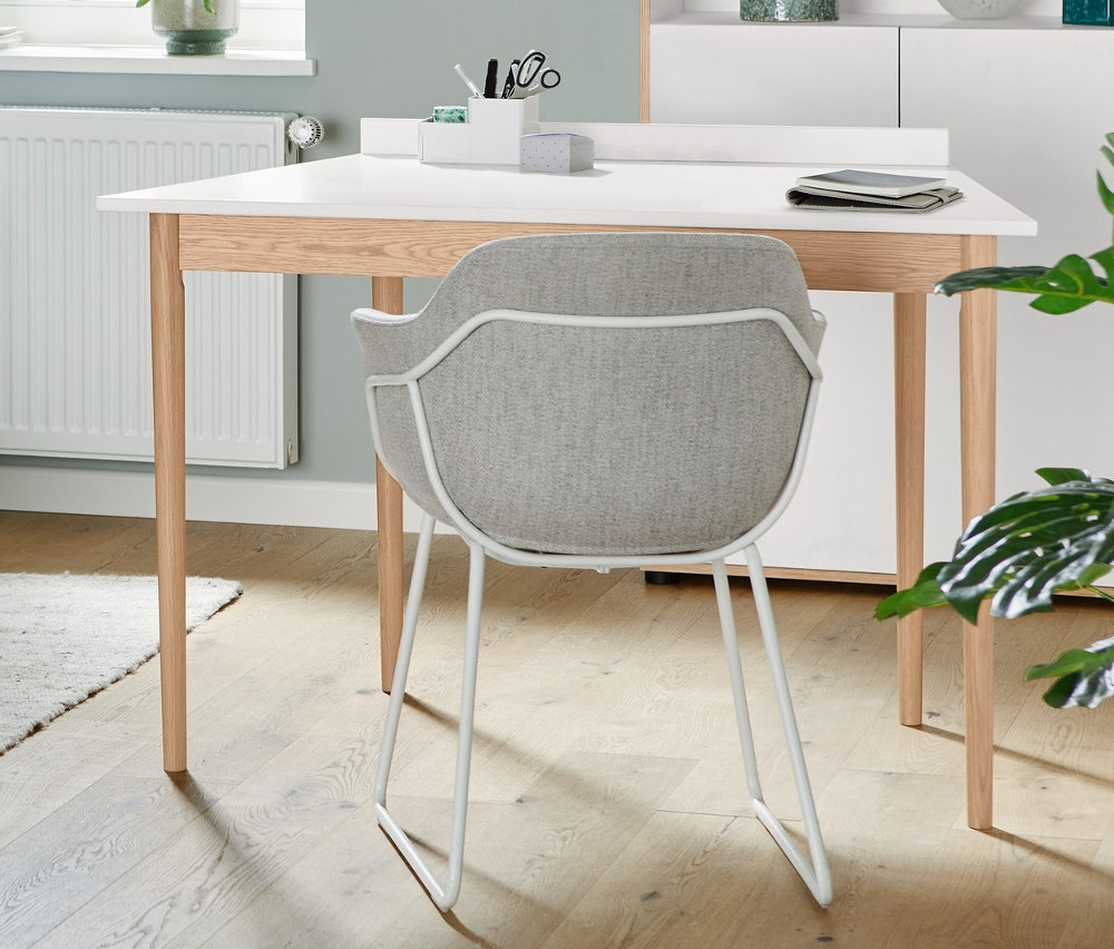 W salonie znajduje się sofa modułowa SCAPA „Berlin”, element narożny prawy, oraz lampa stojąca z metalu, biała.